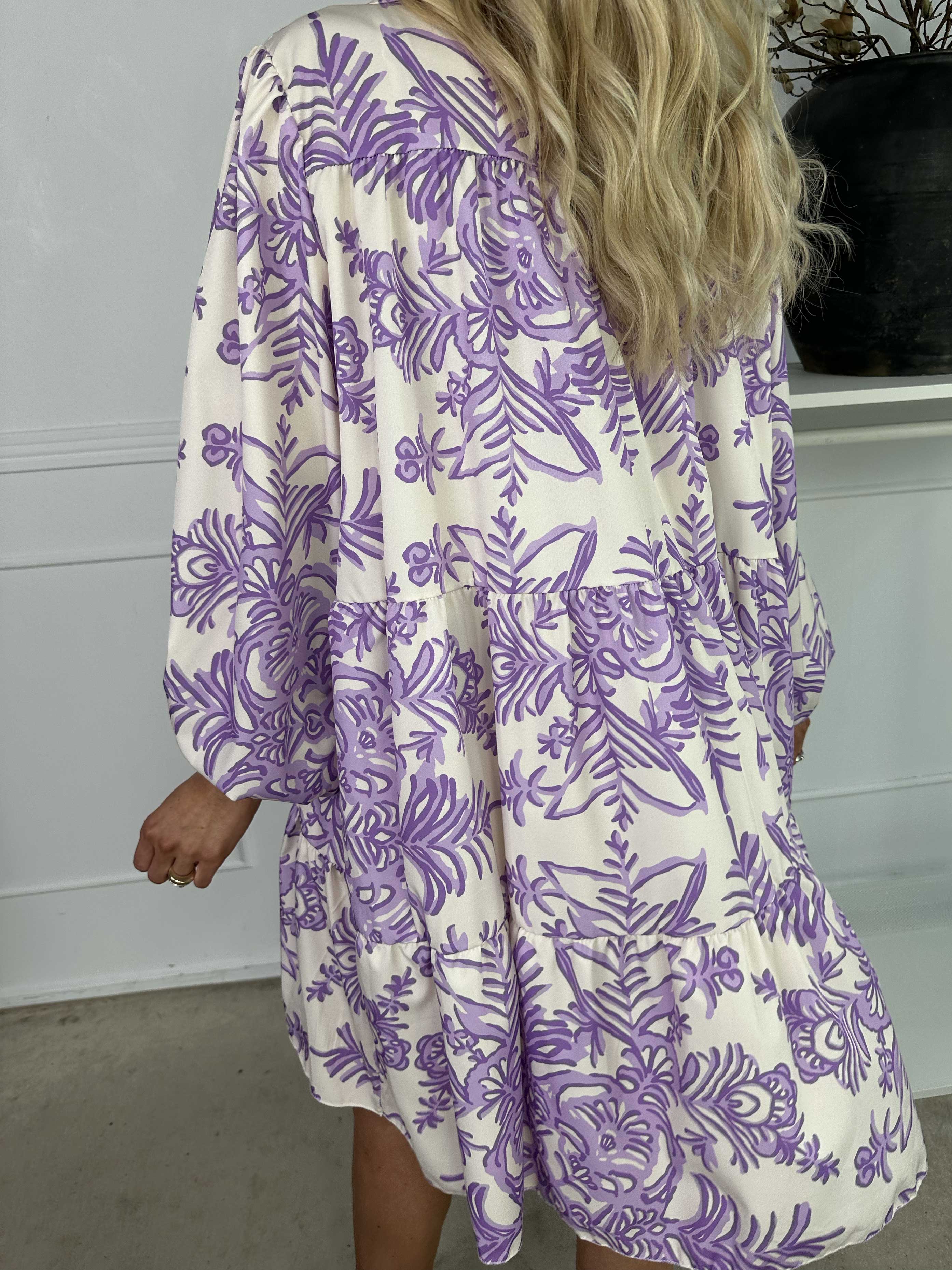 Sophie - Mönstrad skjortklänning i viskosblandning med volangkant